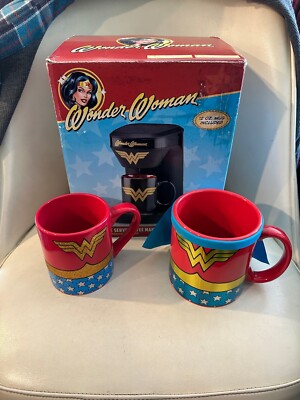 Women's Wonder Woman 1-Cup Coffee Maker with 3 Mug Gift set. New In Open  Box