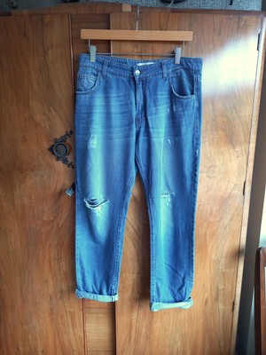 Balmain Designer Ladies Boyfriend Style Cropped Jeans. 28 Distressed Blue Denim