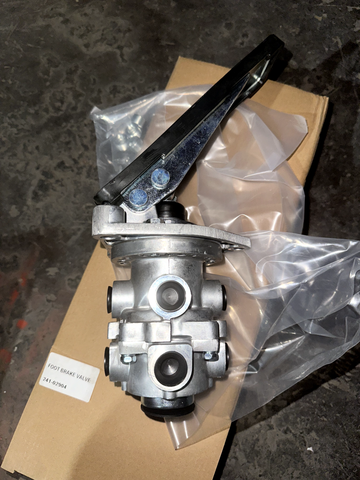 FOR NISSAN UD CW520 RF8 TRUCK BRAKE MASTER VALVE FOOT VALVE