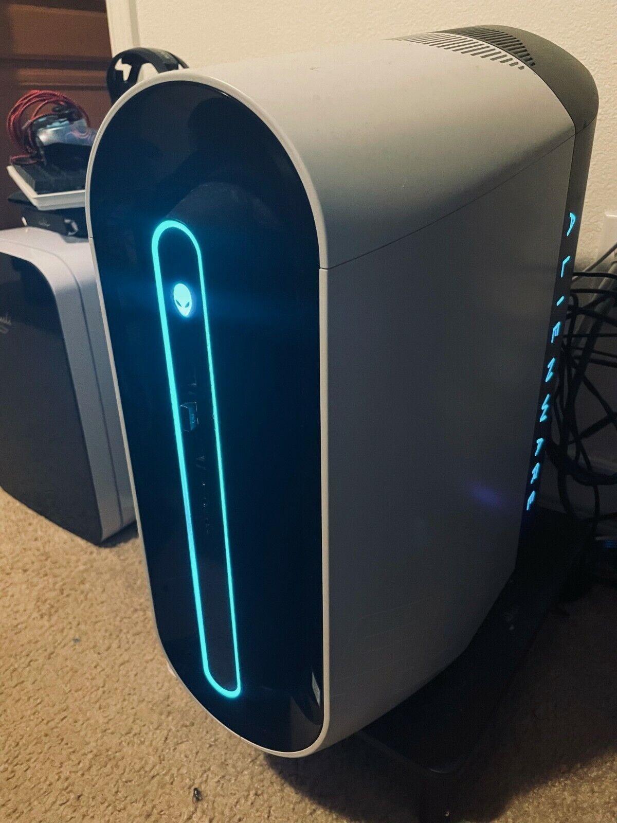 Dell Alienware Aurora R9, RTX 2070 SUPER, 2TB SSD, 32GB RAM, i7 9700 Dell Alienware Aurora R9, RTX 2070 SUPER, 2TB SSD, 32GB RAM, i7 9700