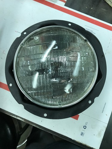 NIB Volvo Headlamp 83601-3206 Assembly Lighting System