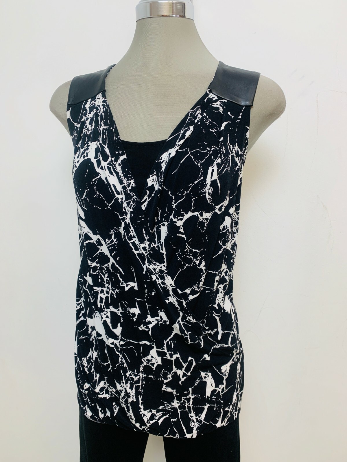 Топ из искусственной кожи с принтом Calvin Klein NWT ЧЕРНО-БЕЛЫЙ с черной вставкой, размер S,M