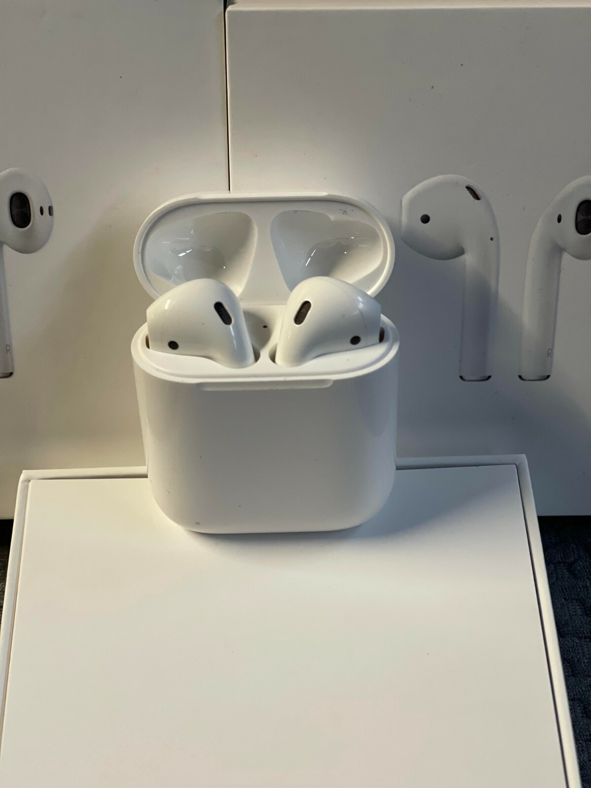 Apple AirPods 2nd Generation with Charging Case - White - Full set Apple AirPods 2nd Generation with Charging Case - White - Full set