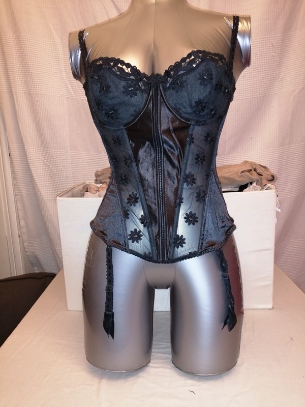 GuÃªPiÃ¨Re Lou Noir Satin Et Dentelle 95 B 1062