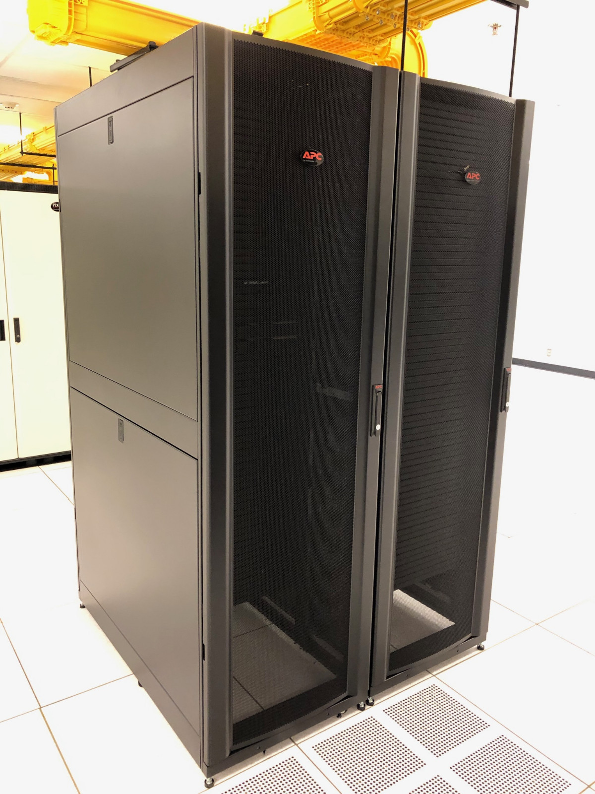 APC AR3300 NetShelter SX 42U 24W x 48D Rack Enclosure Front & Back Doors + Sides