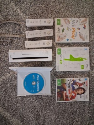 Nintendo Wii PAL Bundle 3 Remotes 4 games. no power cord