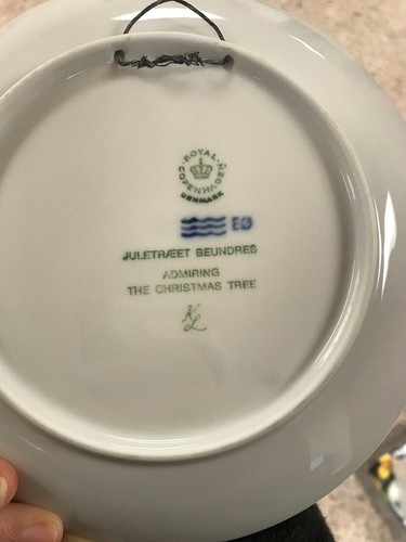 Royal Copenhagen Admiring the Christmas Tree Christmas Plate 1981 USED