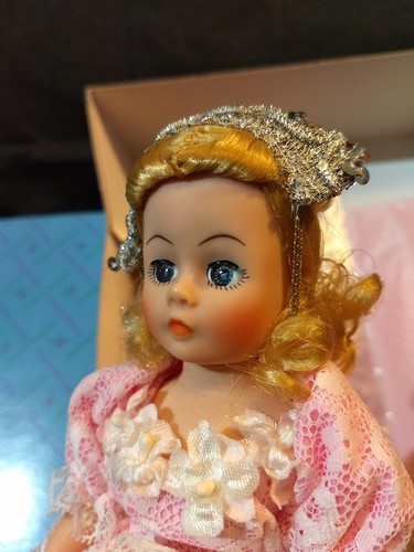 Madame Alexander Doll Cinderella 1137 PORTRETTES Collection with box and Stand!