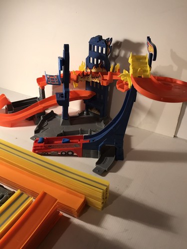 Vintage hot wheels track lot