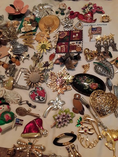 460 PC Costume Pin Lot. Good pre owned condition,AVON, JJ, SARAH, CORO, LUCINDA