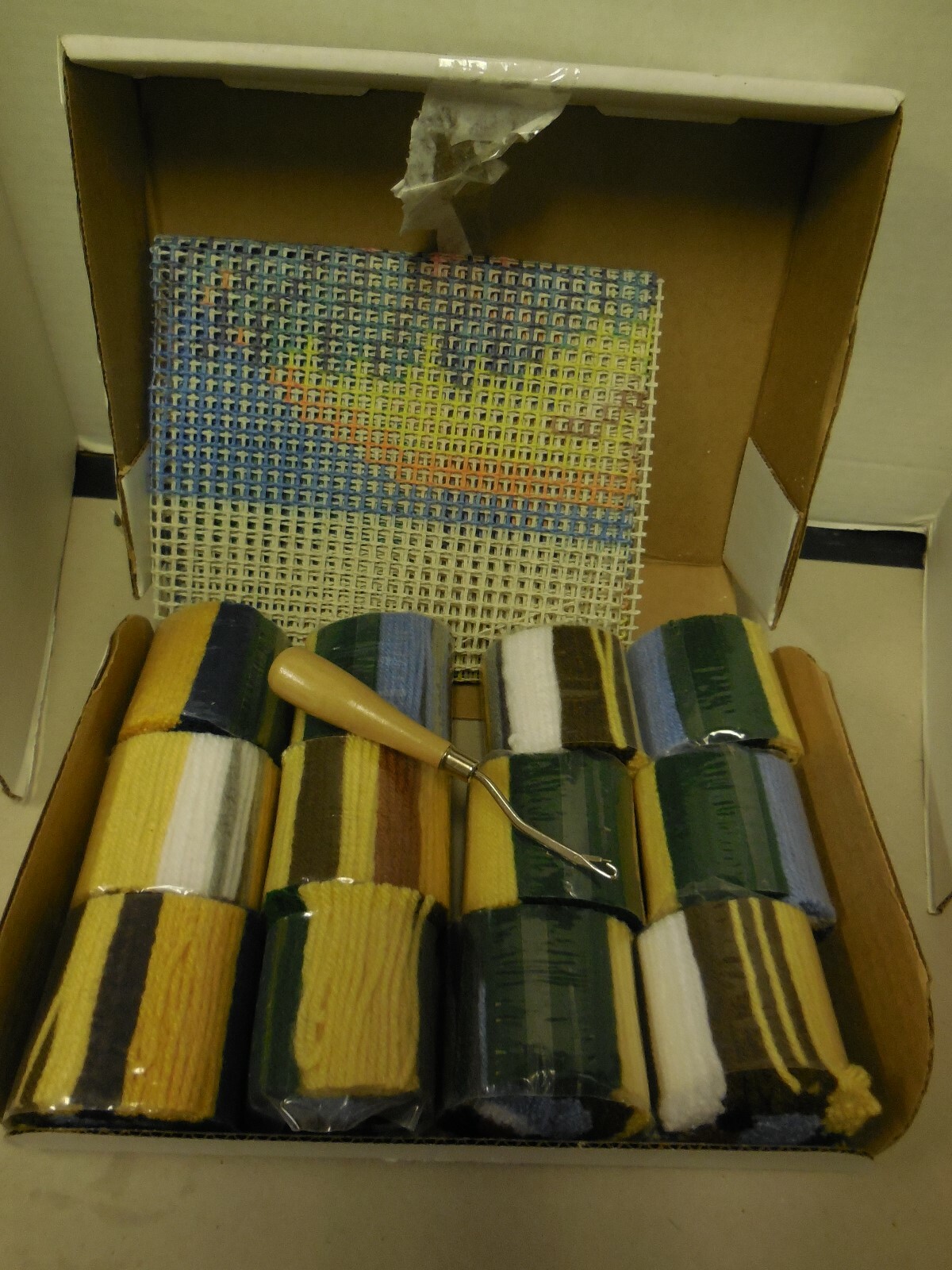 Caron WonderArt Eagle Latch Hook Rug Kit