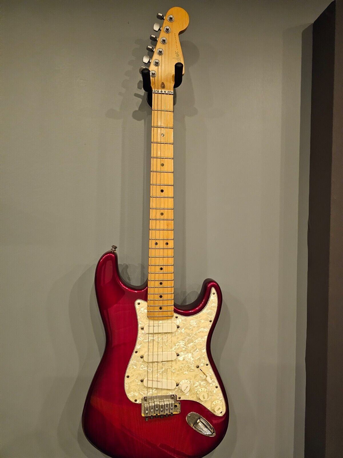 Fender USA Stratocaster Deluxe Plus, (1994-1998), Crimson Fender USA Stratocaster Deluxe Plus, (1994-1998), Crimson