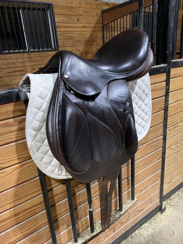 17” Devoucoux Chiberta Monoflap Jump Saddle