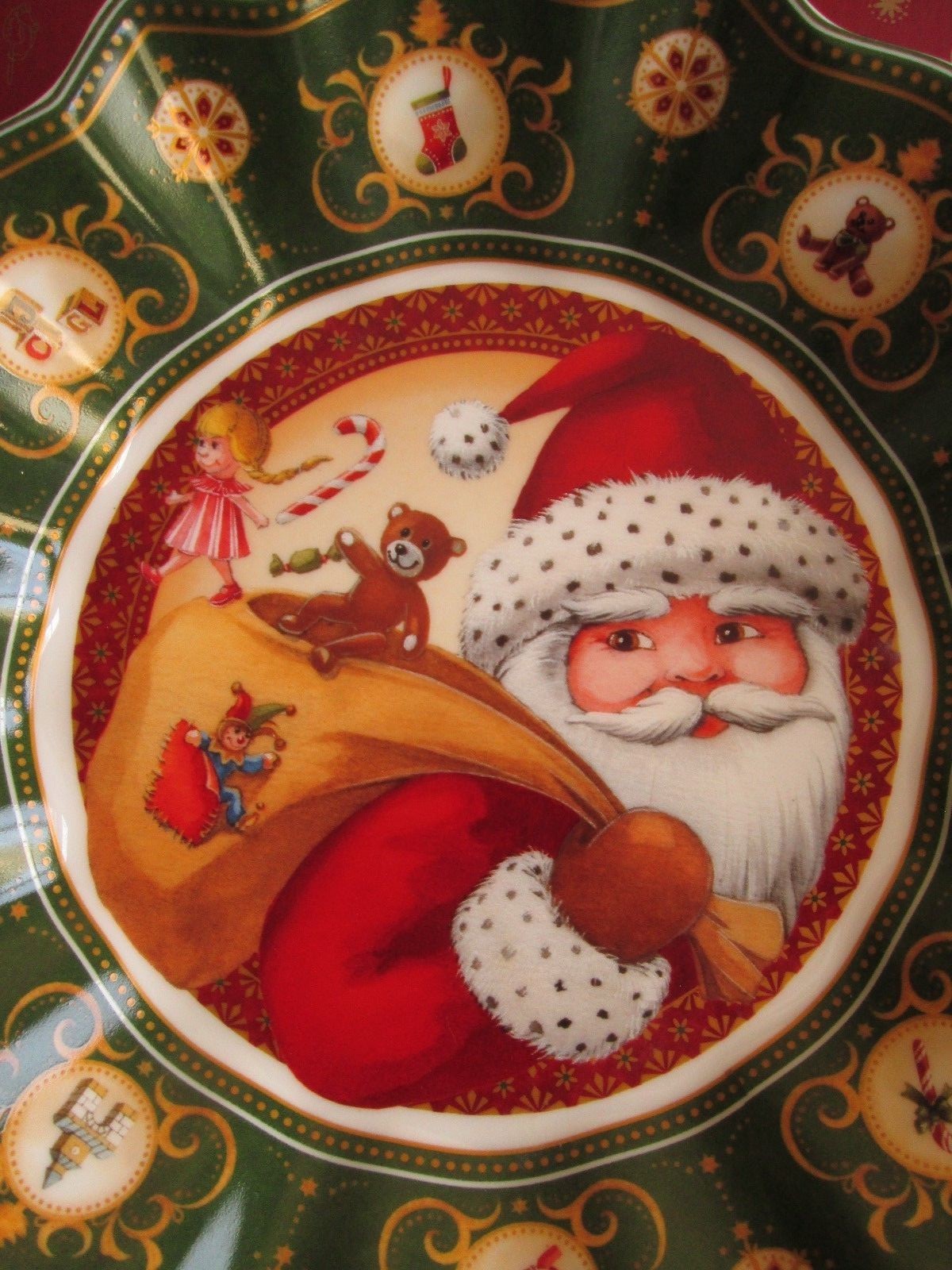 VILLEROY & BOCH $50 Toy's Fantasy Santa's Gifts Christmas Collector Bowl NIB