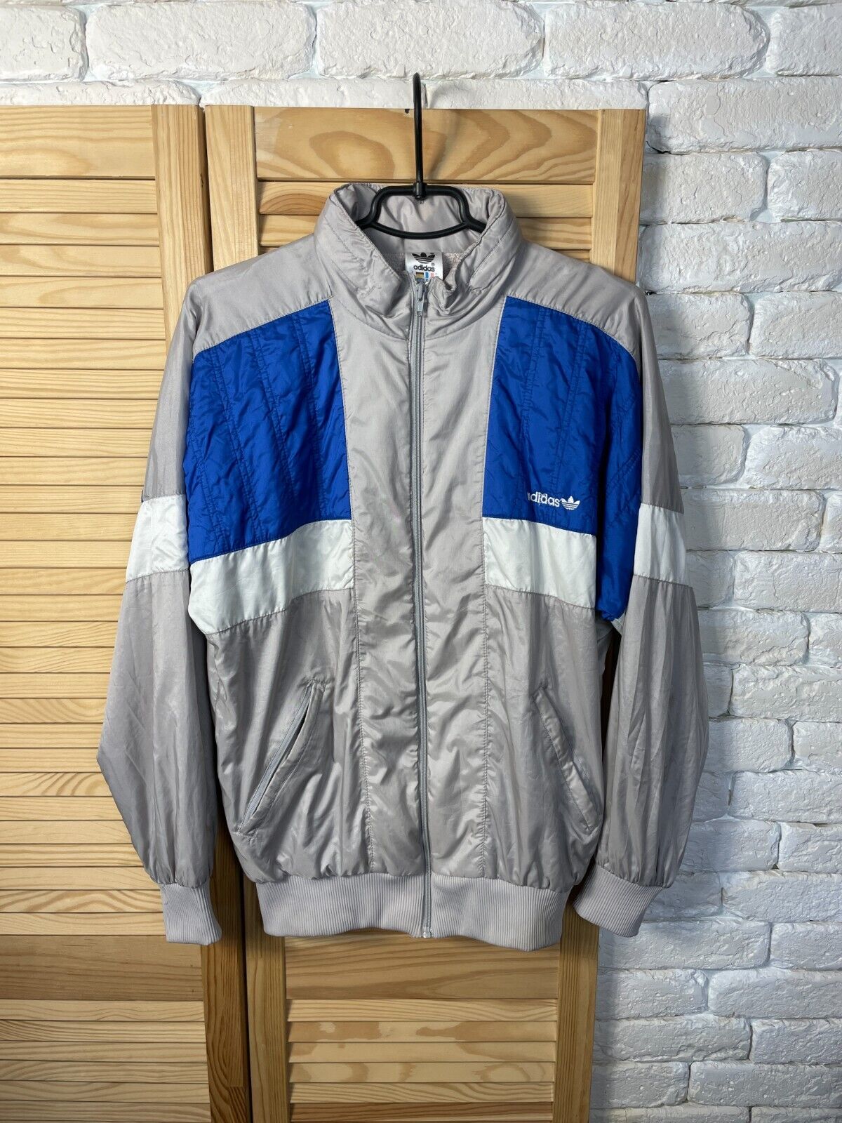 ADIDAS VINTAGE 90s JACKET WITH ZIPPED AND HOOD NYLON TAIWAN ADIDAS VINTAGE 90s JACKET WITH ZIPPED AND HOOD NYLON TAIWAN