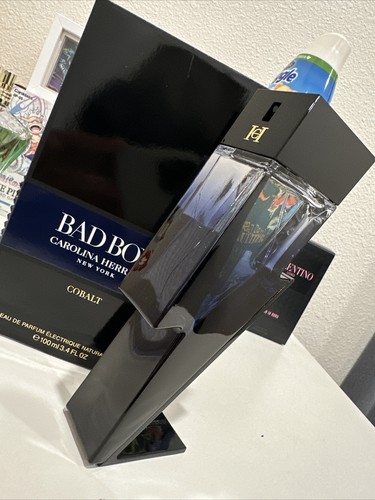 キャロライナへレラ バッドボーイ コバルト 8411061027660.jpg