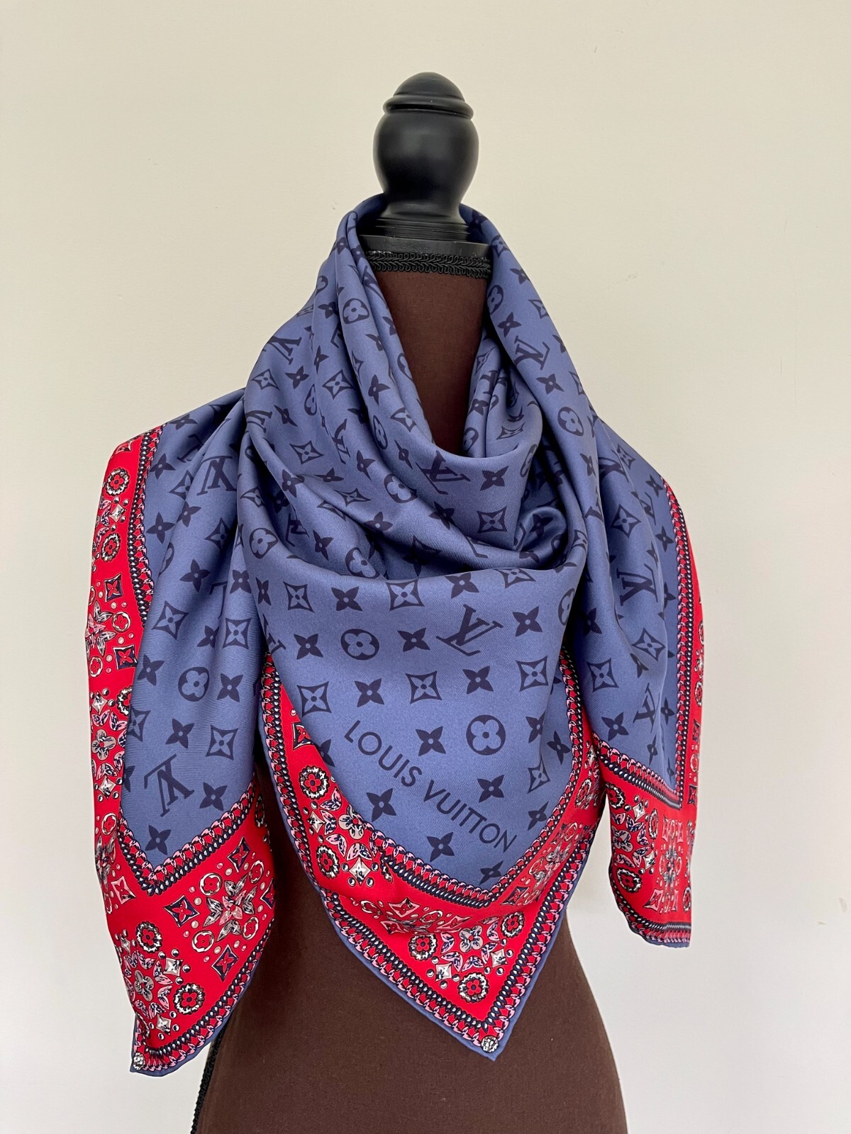 LOUIS VUITTON ロゴ入りスカーフ 赤ベージュ LOUIS VUITTON ロゴ入りスカーフ 赤ベージュ LOUIS VUITTON