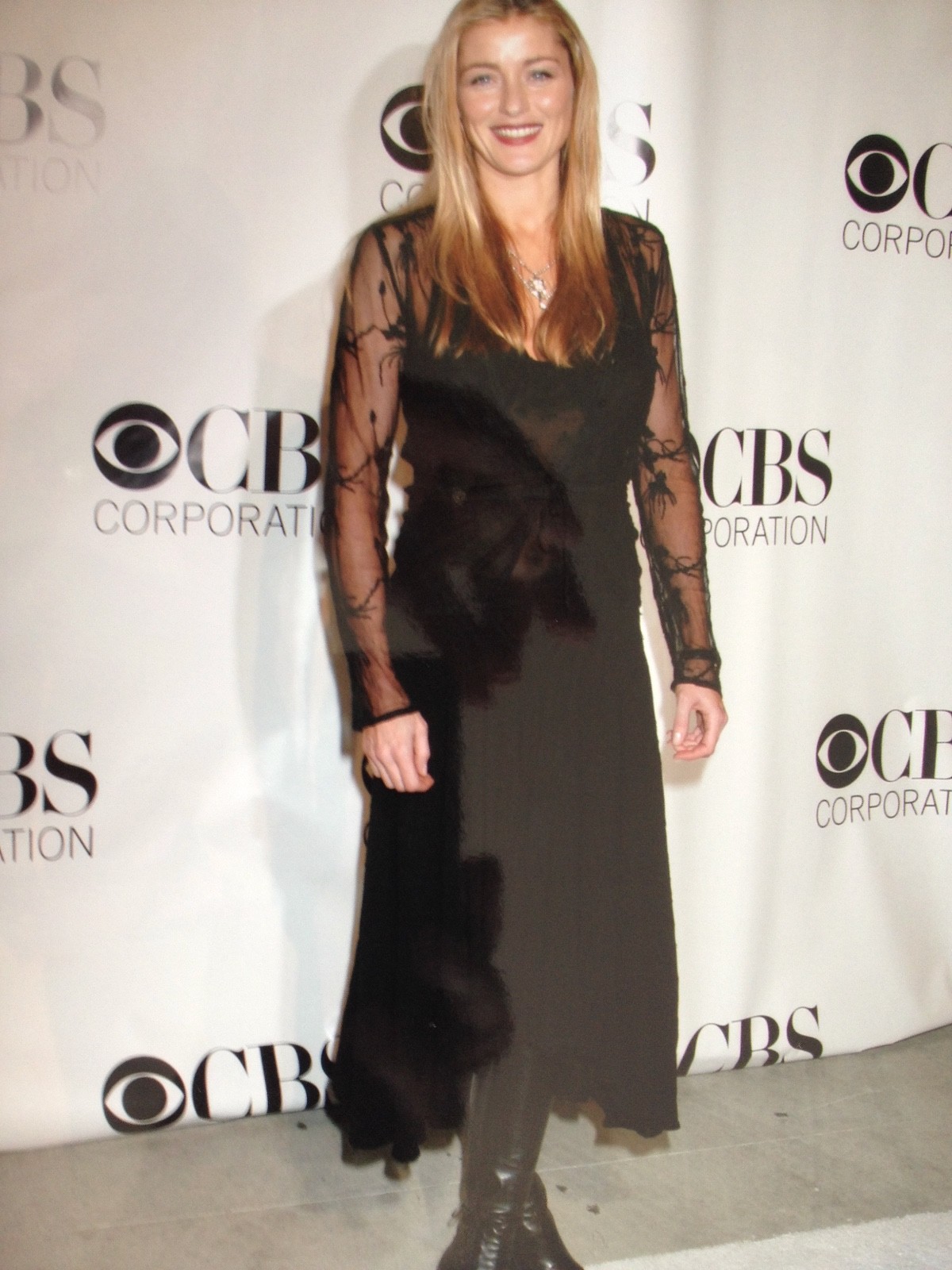 LOUISE LOMBARD ( 11 ) - POPULAR BRITISH ACTRESS - SUPERB UNSIGNED PHOTOGRAPH
