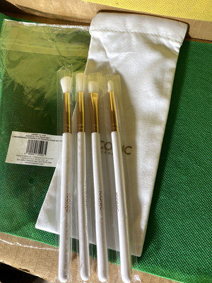 ICONIC LONDON  CAUGHT MY EYE ESSENTIAL EYE Set of 4 brushes NewInPouch Free SH