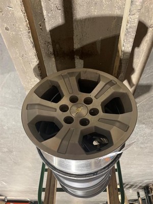 Used Wheel fits: 2018 Chevrolet Silverado 1500 pickup 18x8-1/2 5 spoke single op