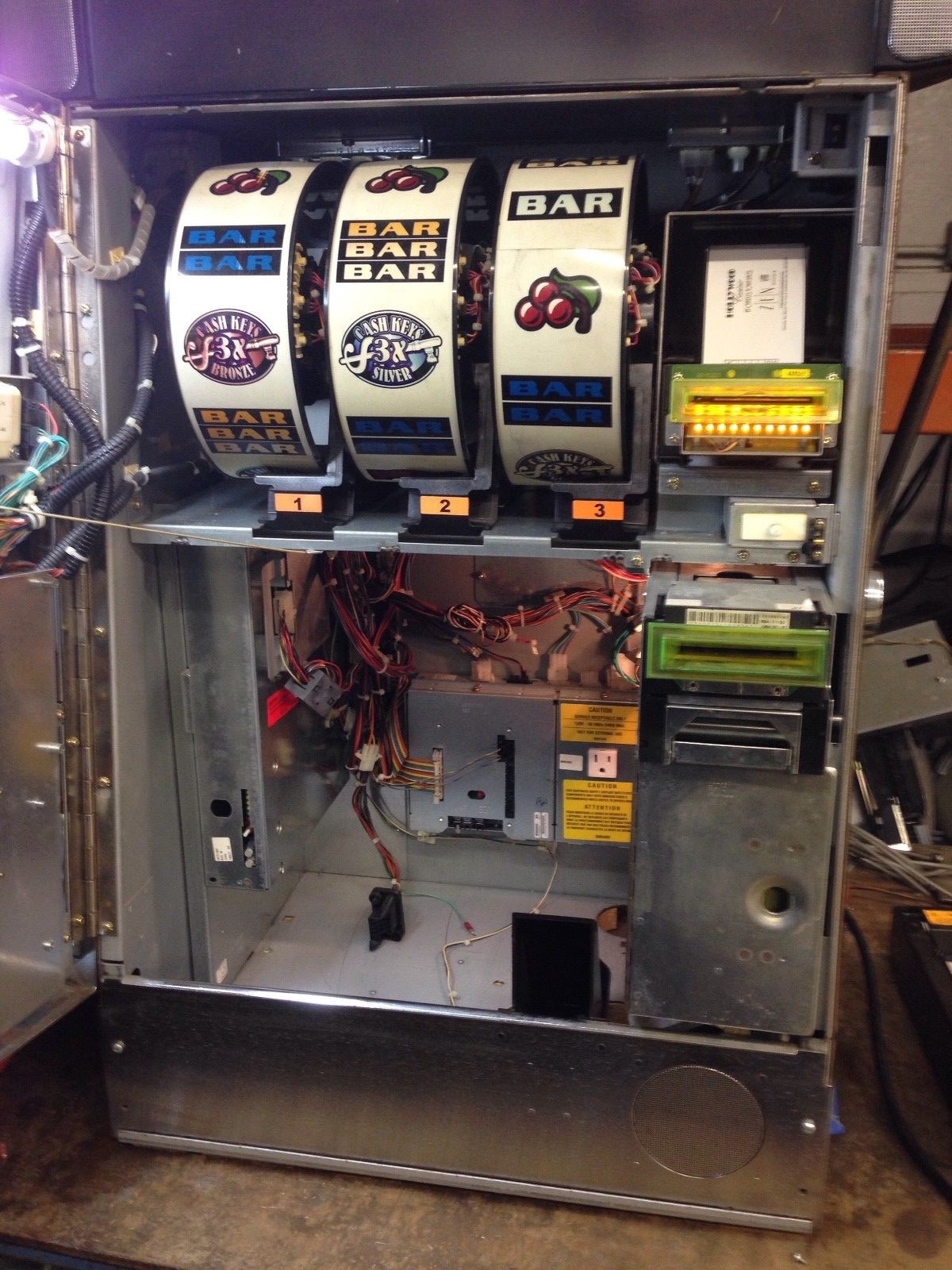 IGT S2000 Triple Cash Keys SLOT MACHINE