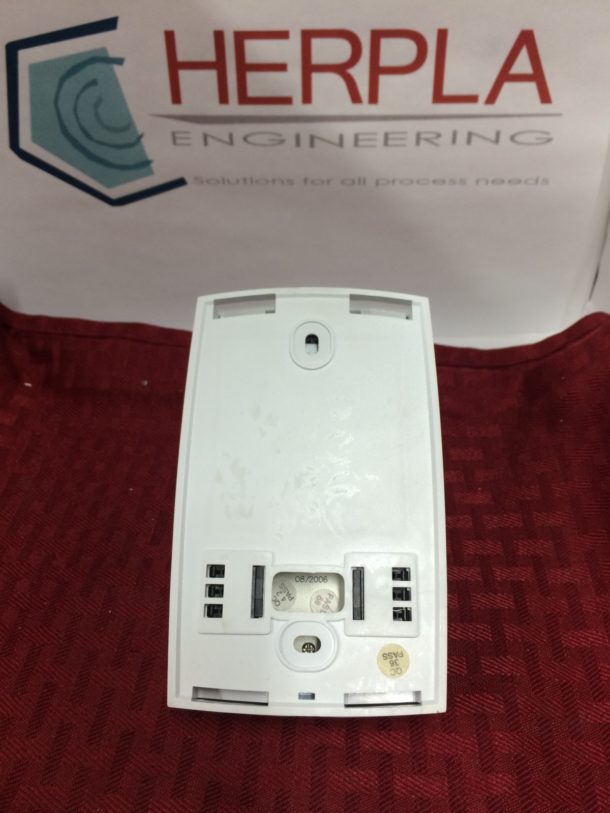 Honeywell TH1110DH1000 Vertical Non-programmable,1 Heat / 1 Cool Pro 1000