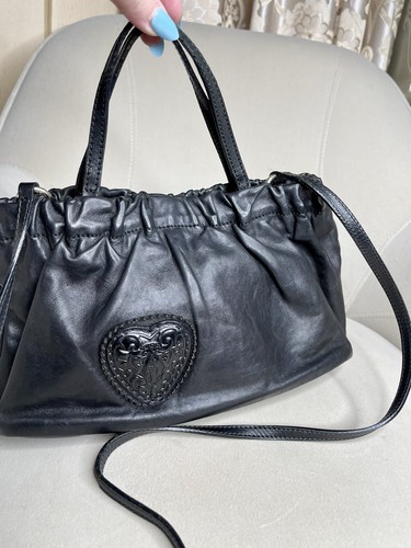 GUCCI　トートバッグ　イントレチャート　 エンボスロゴ　シボ革　905 Gucci logo-embossed Leather Tote Bag | Black | FARFETCH
