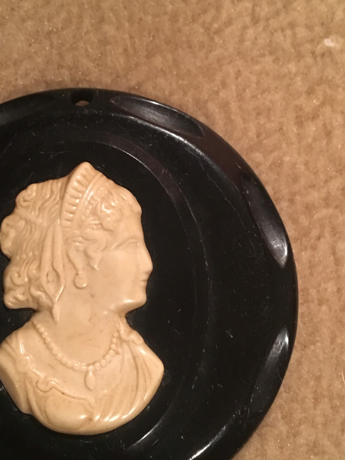 ANTIQUE COSTUME BAKELITE CAMEO PENDANT/ BLACK WITH WHITE CAMEO / VICTORIAN STYLE