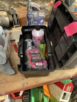 muc off Ultimate Bicycle Cleaning Kit ncludes Bike Cleaner, Brushes