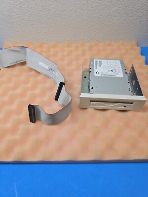IOMEGA ZIP Z100ATAPI INTERNAL 3.5'' IDE 100MB ZIP DRIVE in 5.25'' Sled