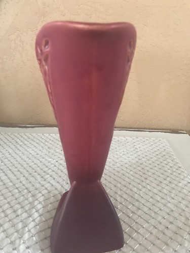 RED/ROSE CORNUCOPIA SILHOUETTE ROSEVILLE VASE, 721-8