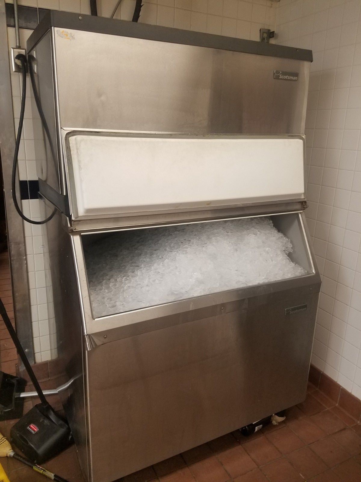 Scotsman CME1356RS-32F Ice Machine & Bin - 1400 lb / Day - 1 Phase - Remote