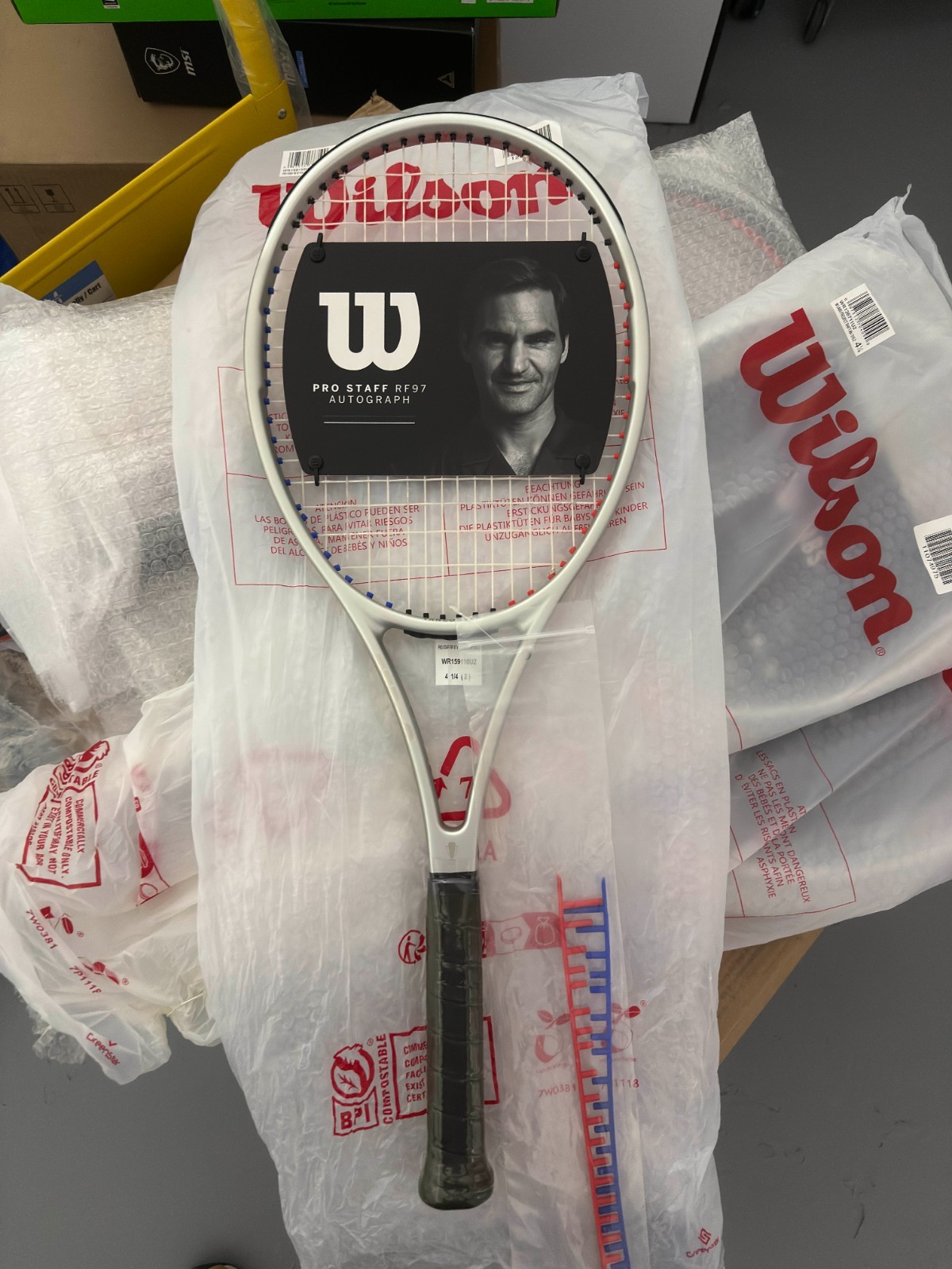 新品・未使用 WILSON PRO STAFF RF97 V13.0 New Wilson Pro Staff RF97 v13 Roger Federer Autograph 4 3/8