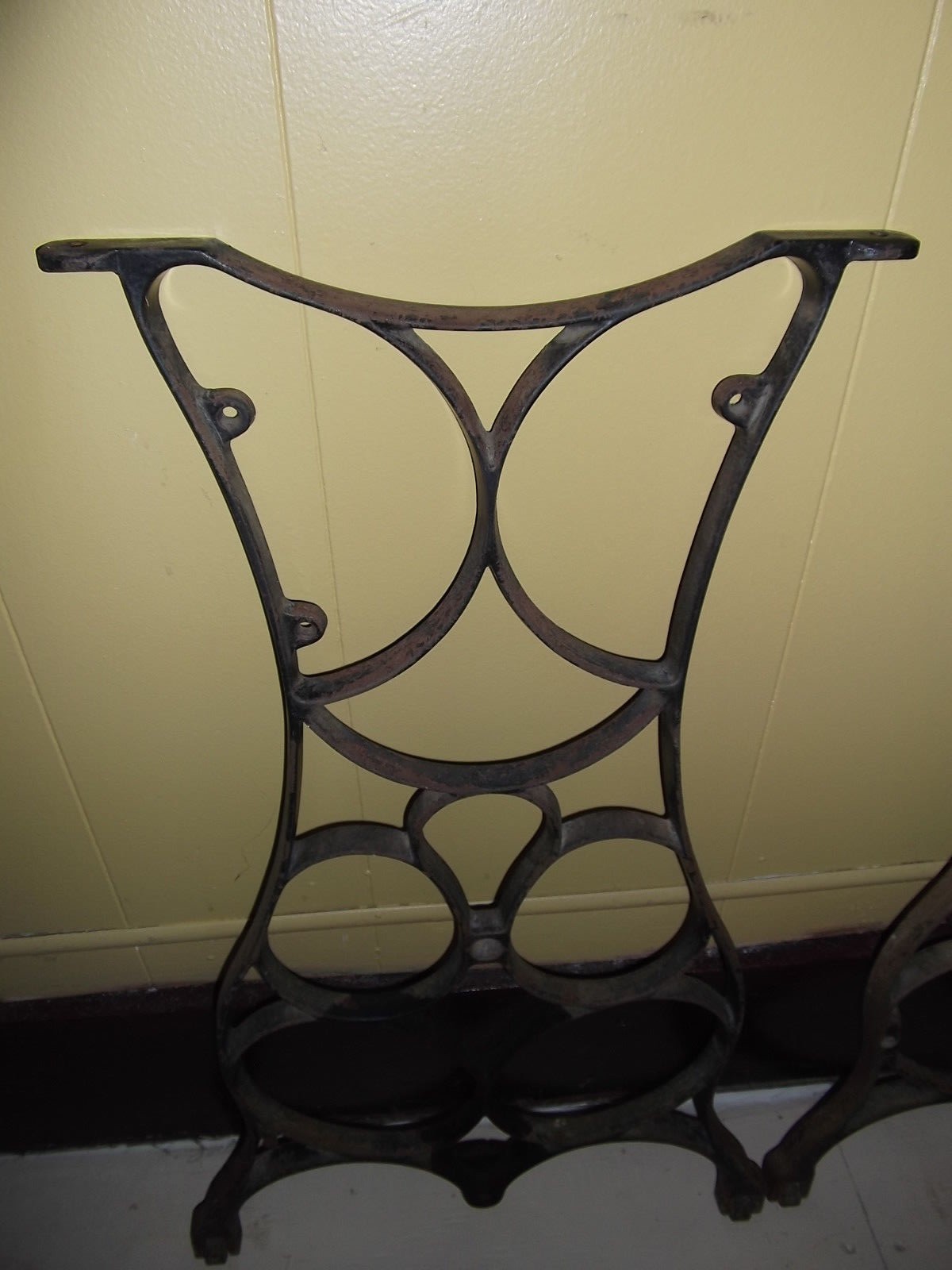 CAST IRON LEGS ANTIQUE INDUSTRIAL MACHINE AGE TABLE BASE Sewing Machine