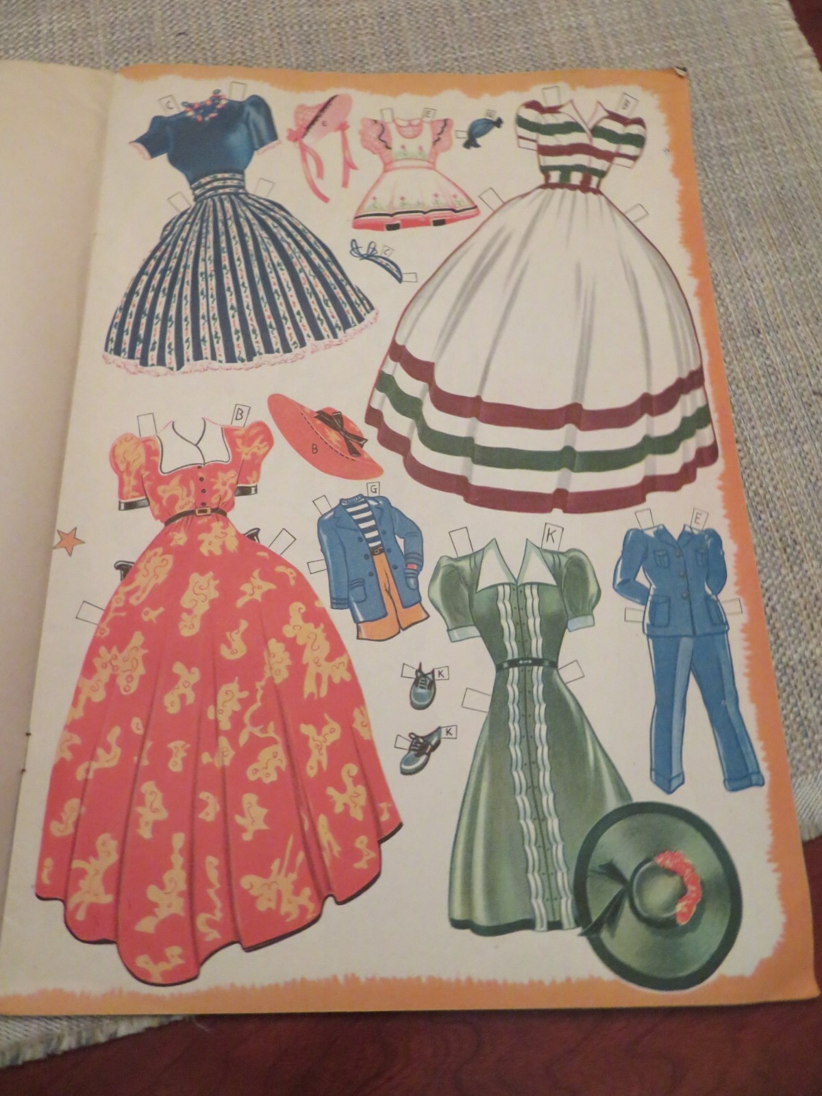 VINTAGE UNCUT 1942 THE MODERN MISS in PAPER DOLLS