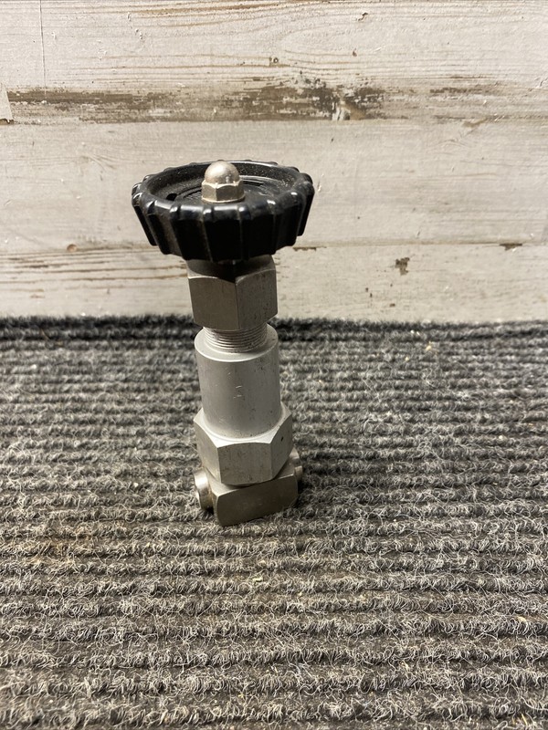 (1) HOKE GLOBE VALVE 3/8" TSW, 4251N6Y 