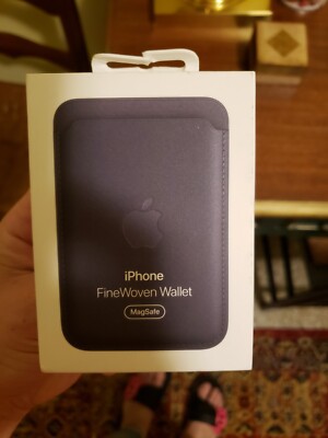 Apple iPhone Leather Wallet with MagSafe - Black