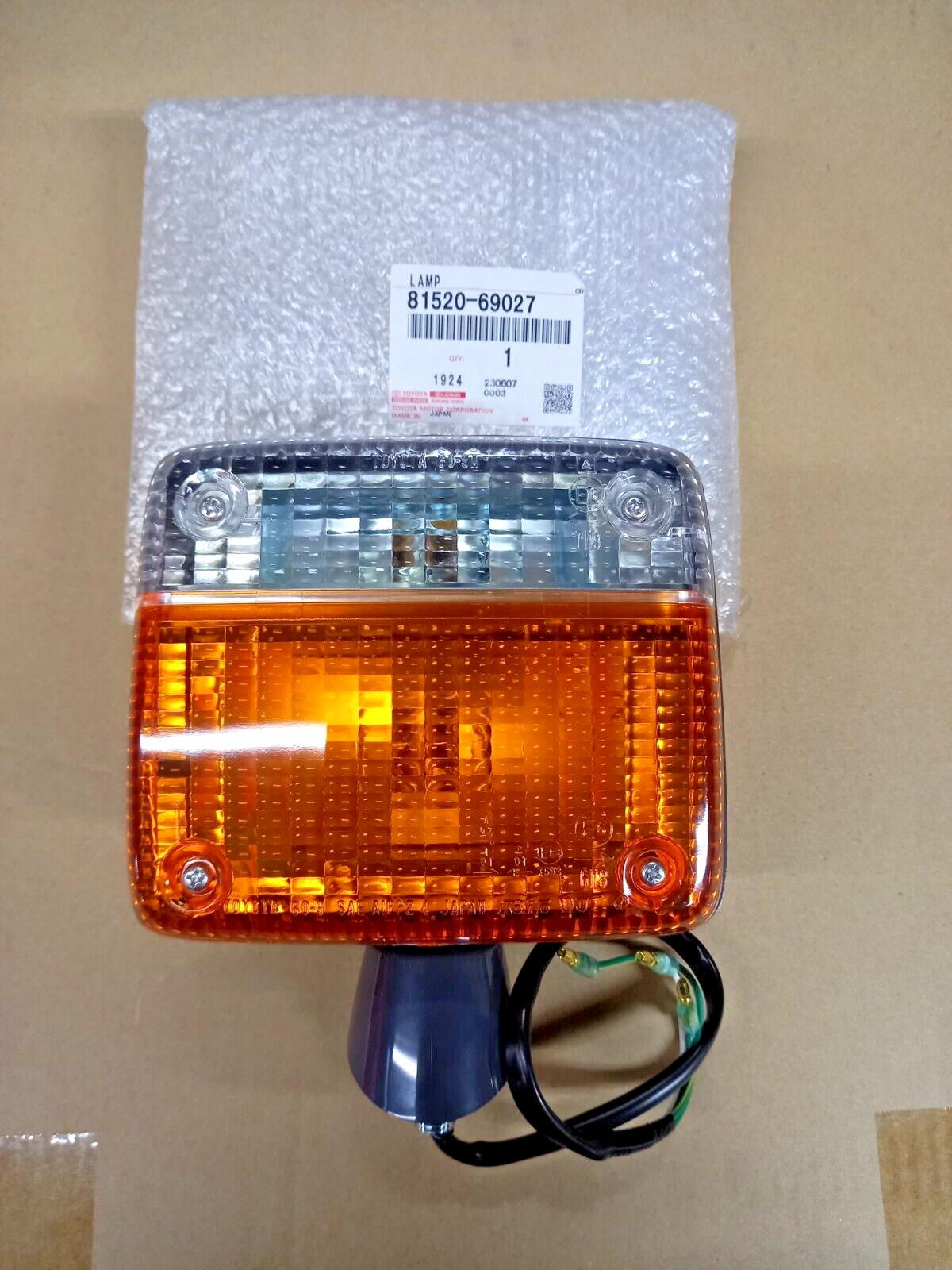 Toyota Land Cruiser FJ40 BJ40 OEM Front Left Turn Signal Light Lamp 81520-69027