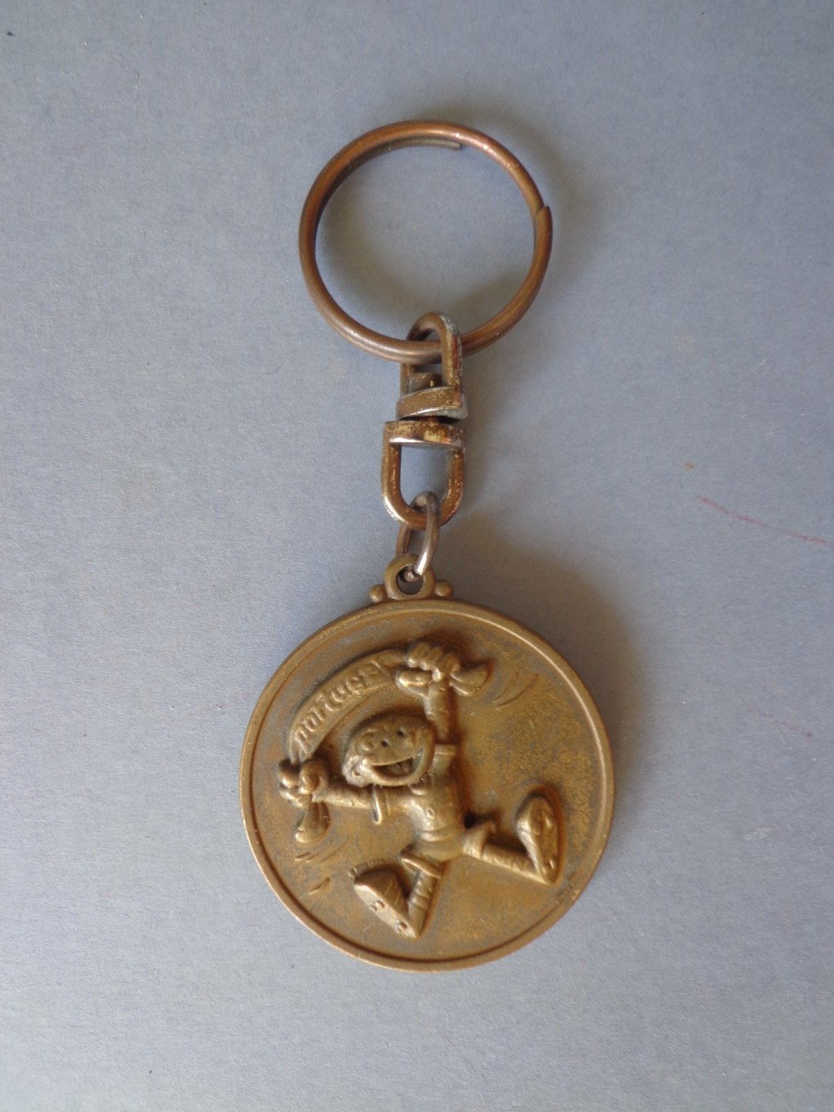 サッカー　ユーロ　2004　欧州選手権　キーホルダー　メダル　コイン サッカー ユーロ 2004 欧州選手権 キーホルダー メダル コイン