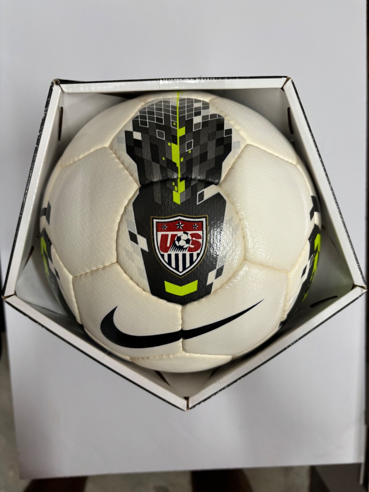 SOCCER OFFICIAL BALL-NIKE SEITIRO-SIZE 5-FIFA QUALITY-WHITE