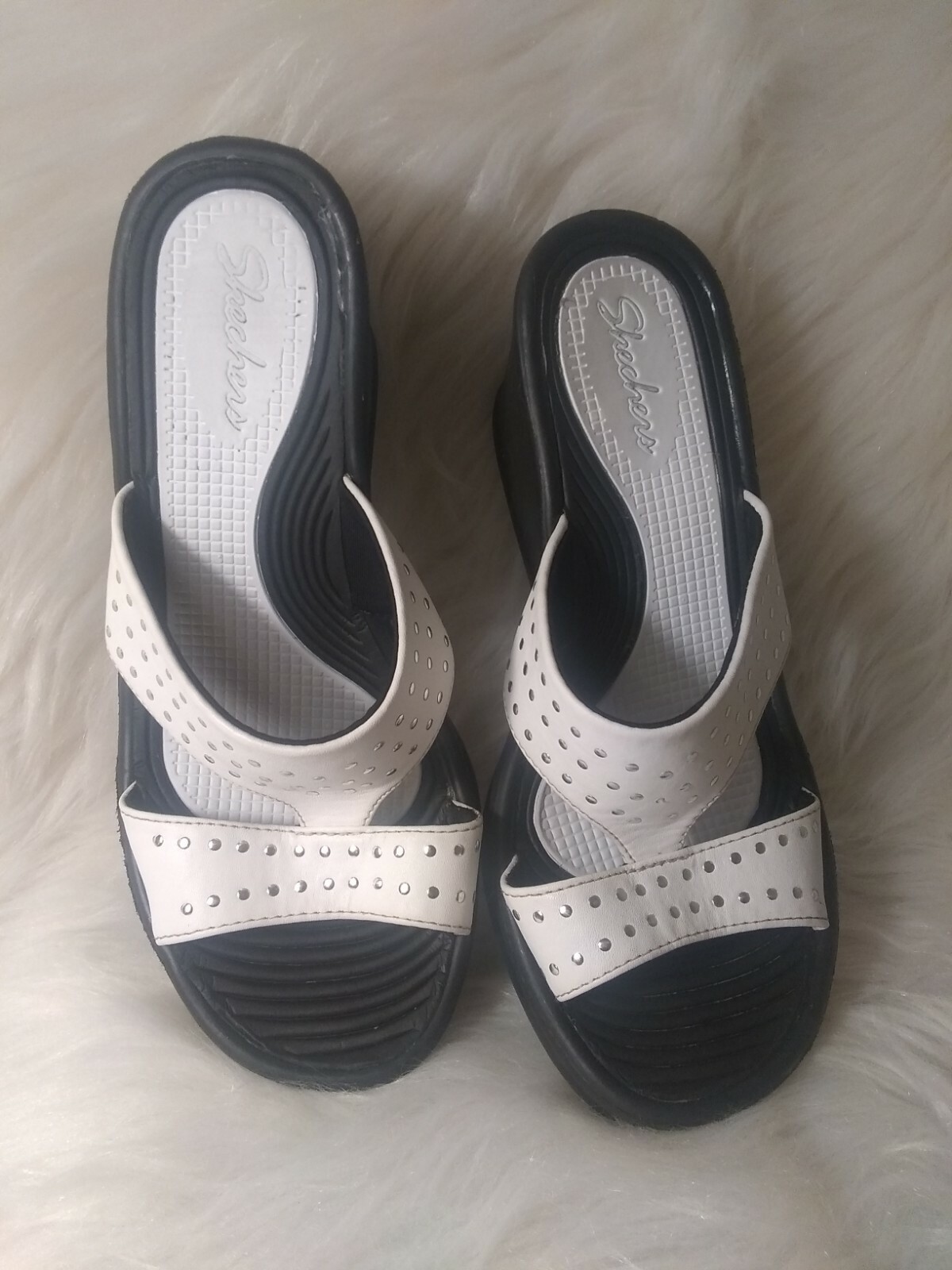 Skechers womens Slip On size 7 white womens shoes