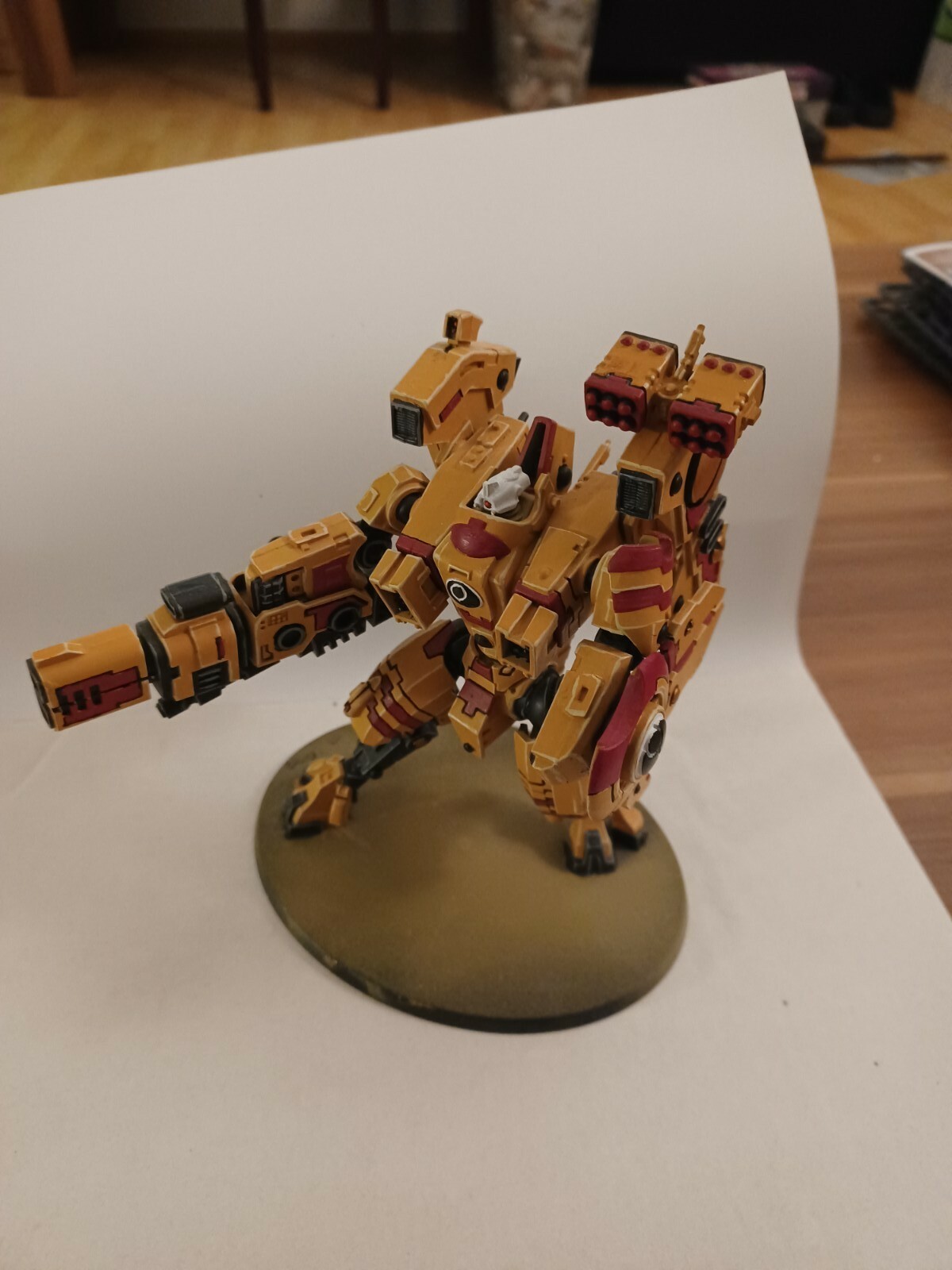 Warhammer 40k, Tau Empire, XV104-Sturmflut-Kampfanzug, bemalt