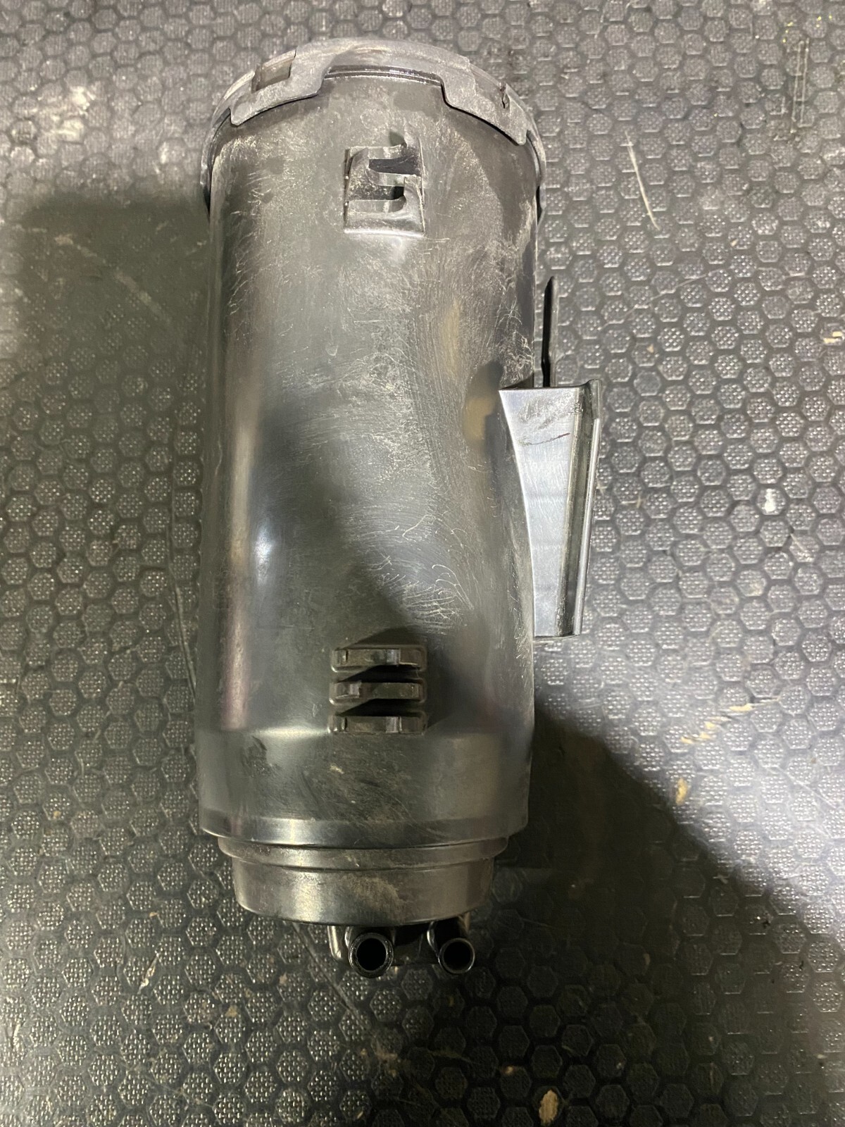 Mercedes-Benz C63s 2019-2021 Rear Carbon Filter/ Charcoal Can A0004705000 - thumbnail 2