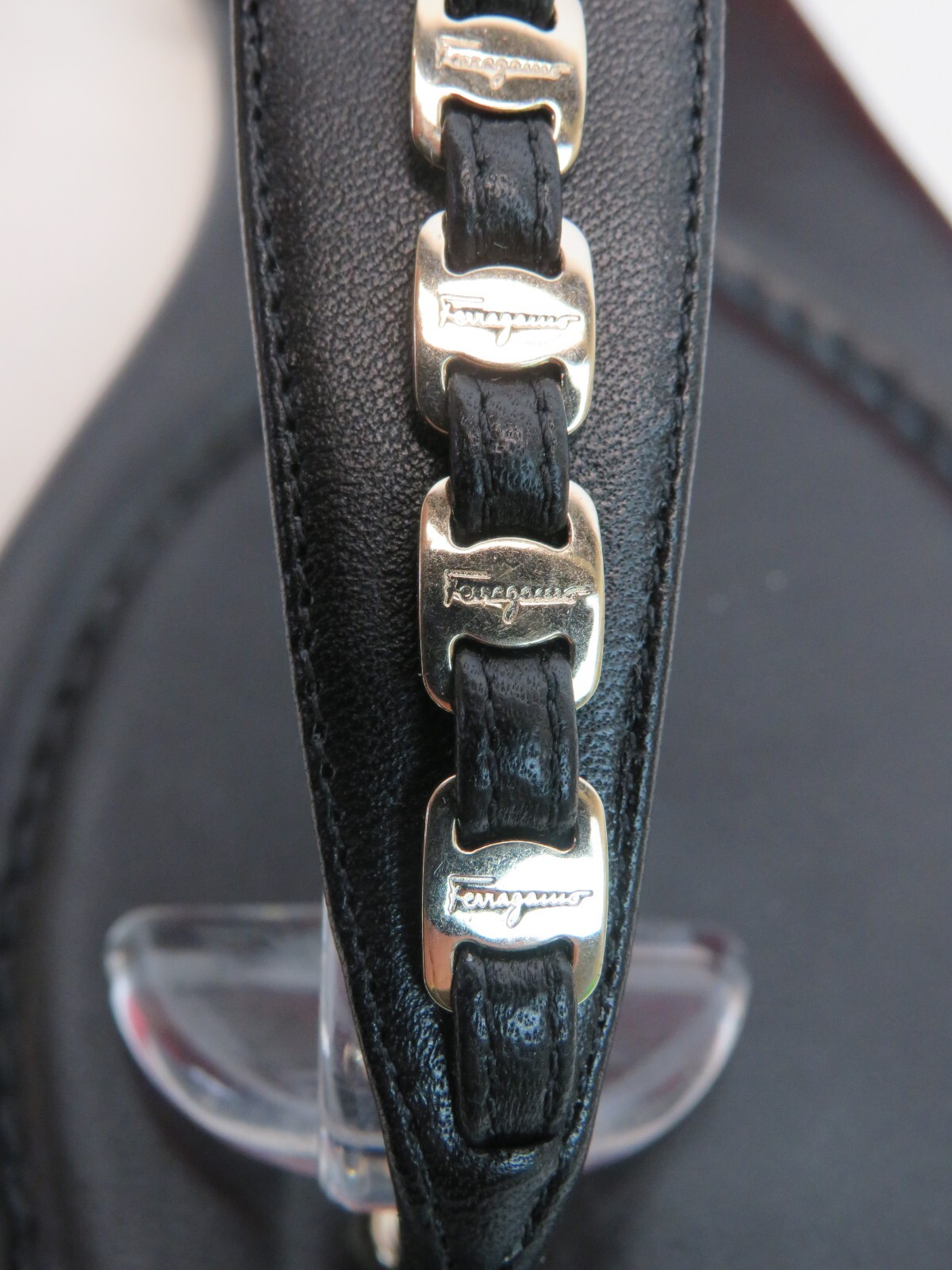 Pre-owned Ferragamo Tahiti Black Leather Buckle T Vara Chain Strap Thong Sandals 9 C