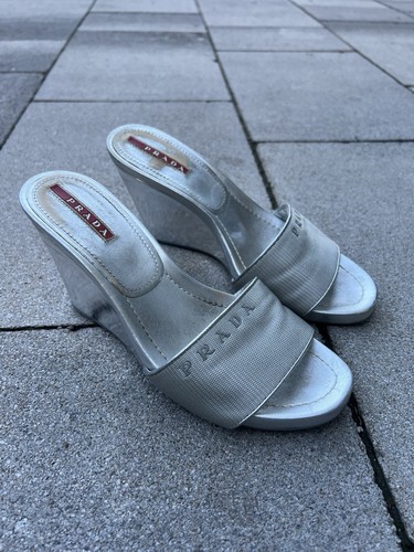 プラダミュール PRADA(プラダ) / 24SS/ブラッシュドレザー サボ/三角プレート