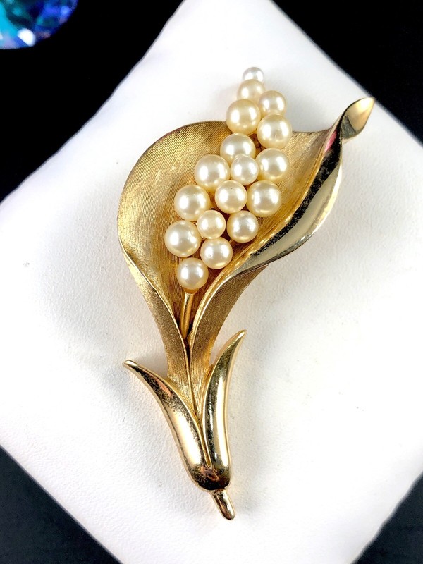 GORGEOUS 1960'S CROWN TRIFARI GOLD-TONE FAUX PEARL LILY OF THE
