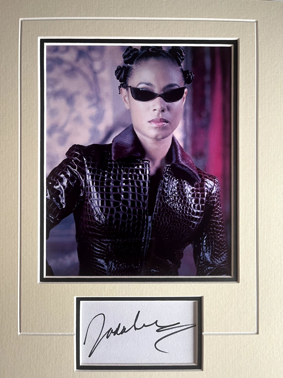 JADA PINKETT SMITH - POPULAR ACTRESS - MATRIX - EXCELLENT SIGNED DISPLAY