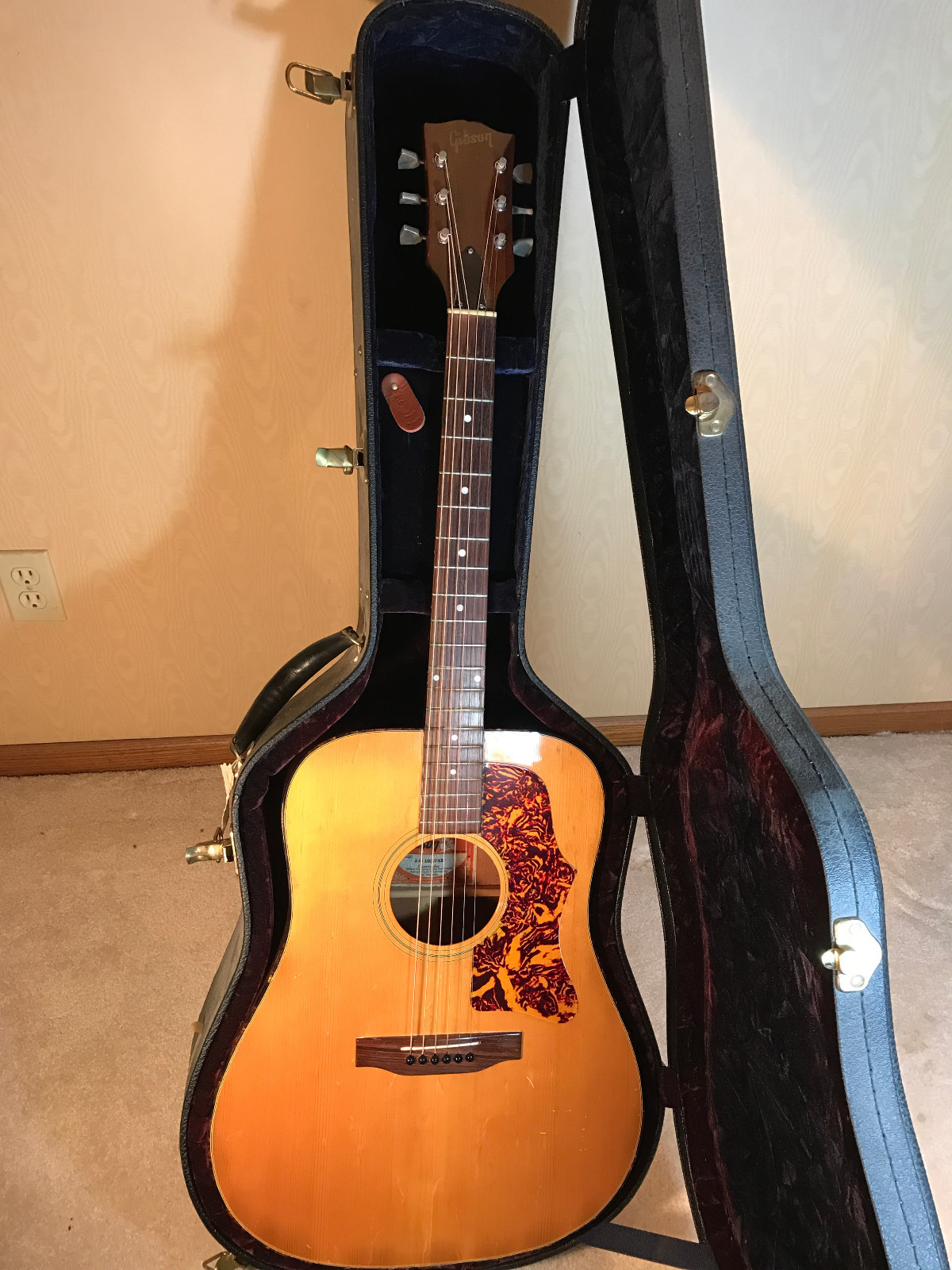 collectors: excellent early 70's Gibson J-50 DELUXE acoustic guitar, Gibsoncase