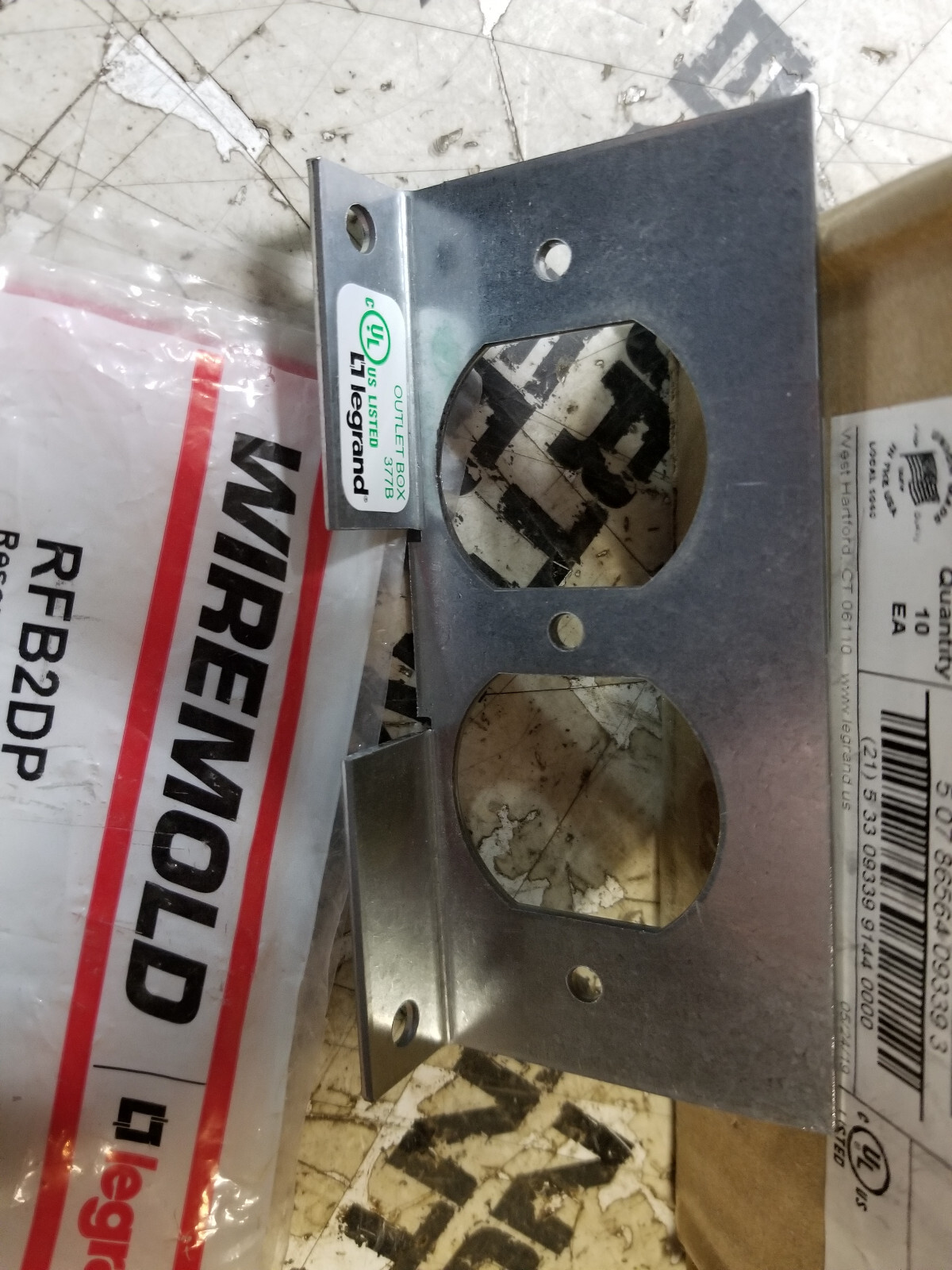 BOX OF 11 PIECES - RFB2DP Series Internal Duplex Receptacle Bracket - Picture 3 of 3