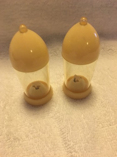 Nice Vintage Plastic Set Of Salt & Pepper Shakers..